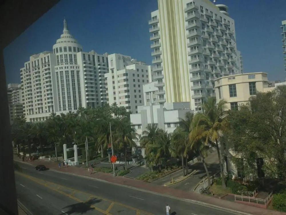 Collins Avenue Hostel 10