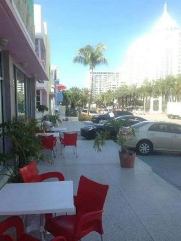 Collins Avenue Hostel 7
